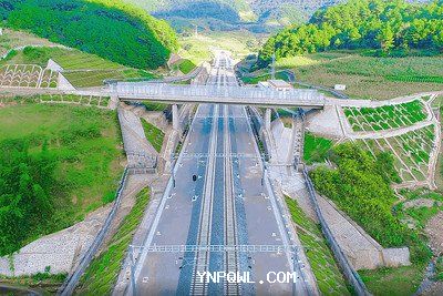 中國有一句俗語(yǔ)叫做“要想富，先修路”